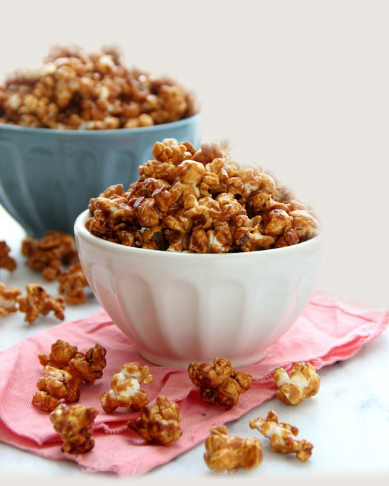 make popcorn by caramel popcorn machine