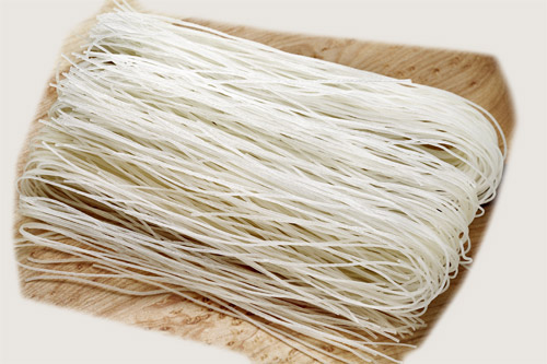 make rice noodles by rice noodle machine 