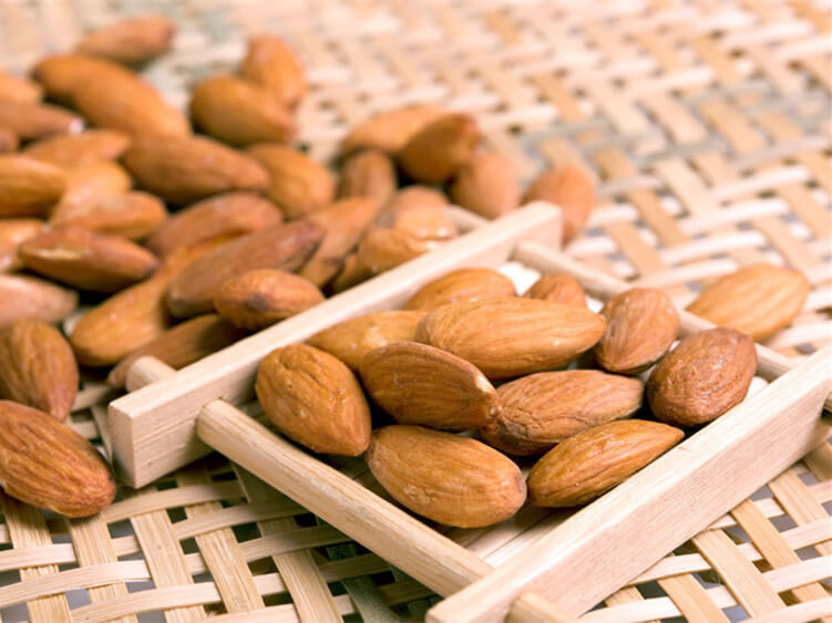 shelled almond nut