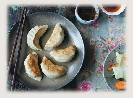 make delicate dumplings by automatic dumpling machine